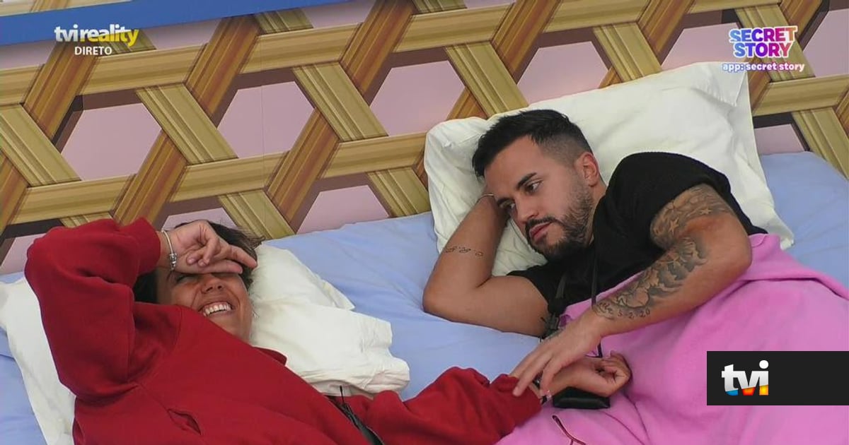Já não escondem: Pedro e Marisa deitados na cama e de mãos dadas - Secret Story