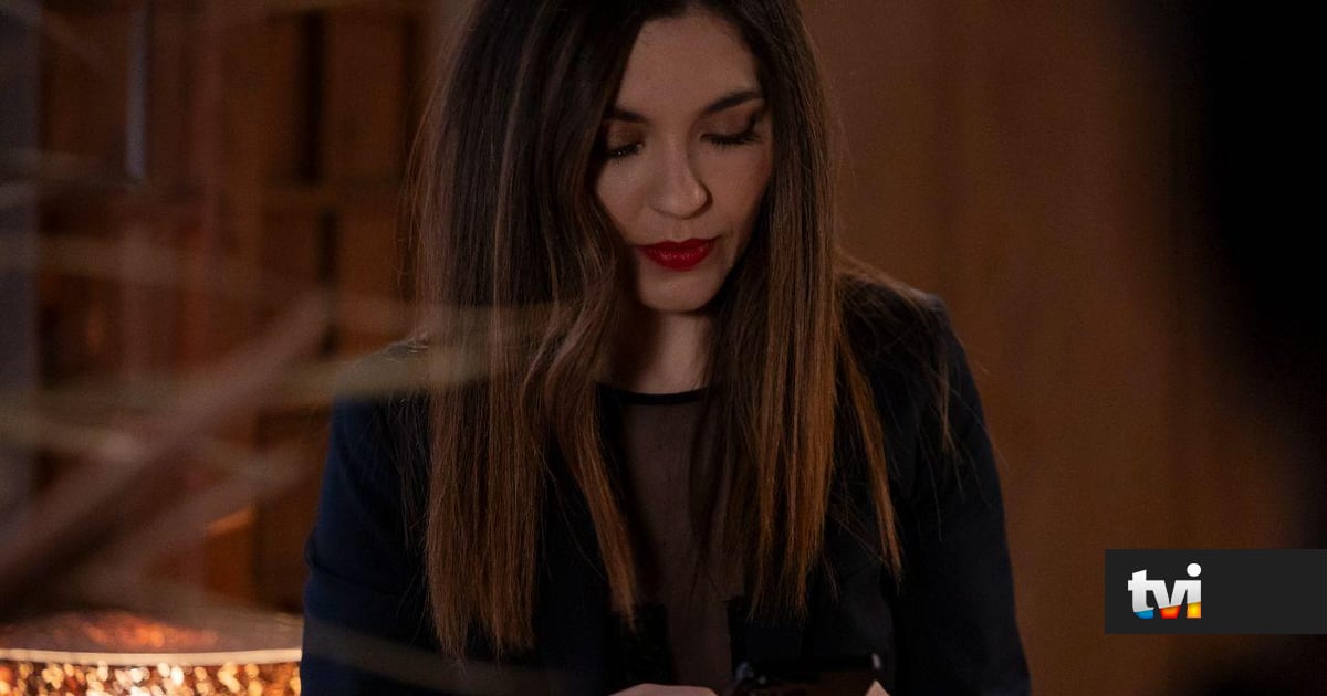 Vem aí em «A Protegida»: Isabel revolta-se na reunião da fábrica. Mas, Óscar alerta-a - Novelas