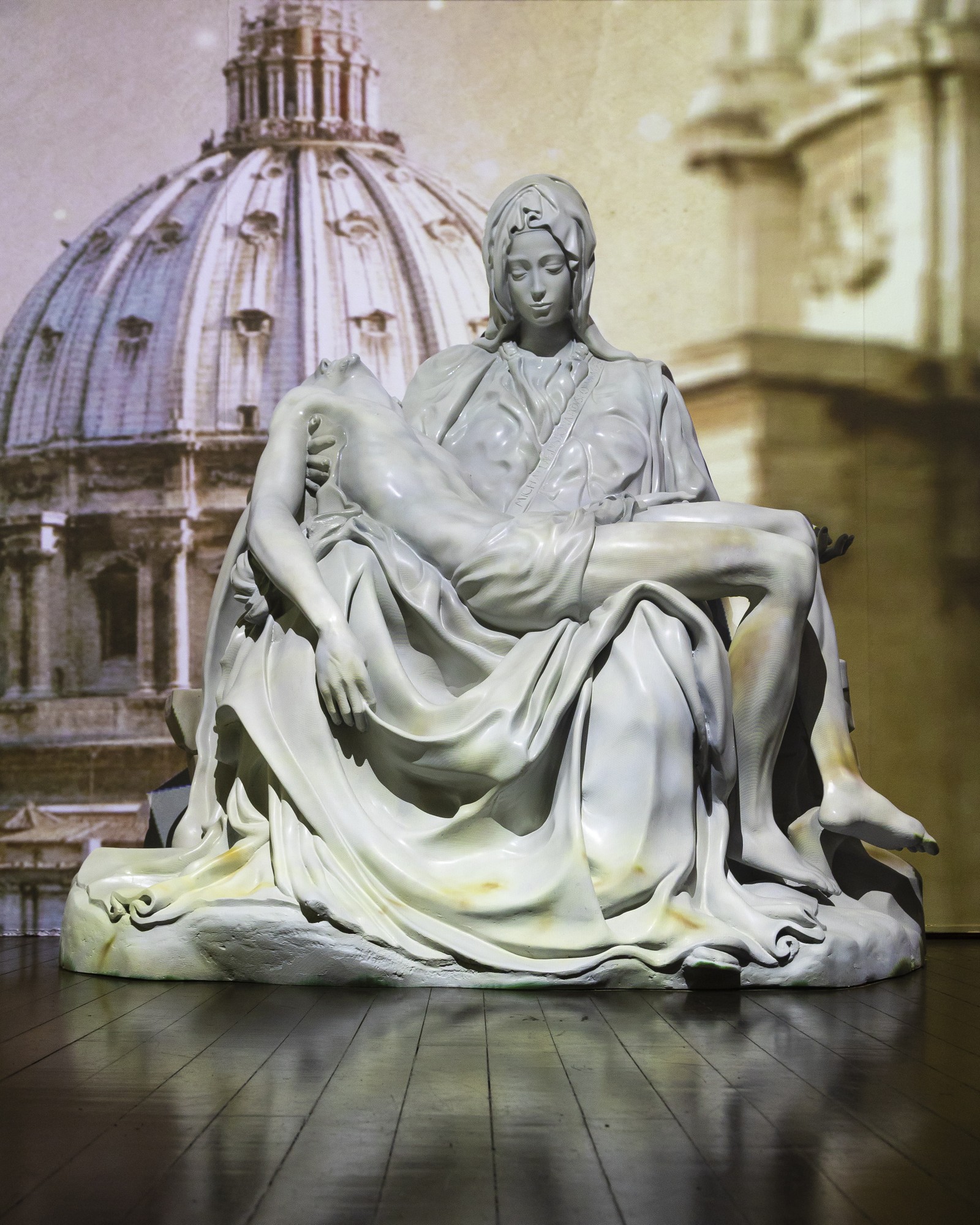 Réplica homologada da escultura "Pietá", de Michelangelo, no Centro Cultural Correios — Foto: Leo Martins/Agência O Globo