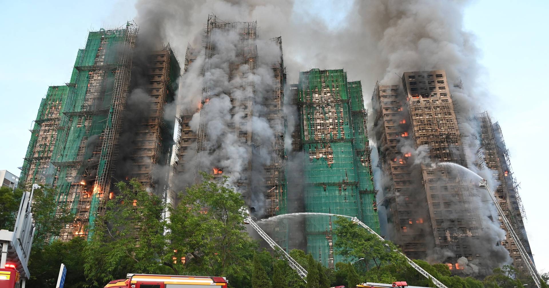 Incêndio que matou 55 pessoas em habitação pública leva Hong Kong a ponderar adiar eleições