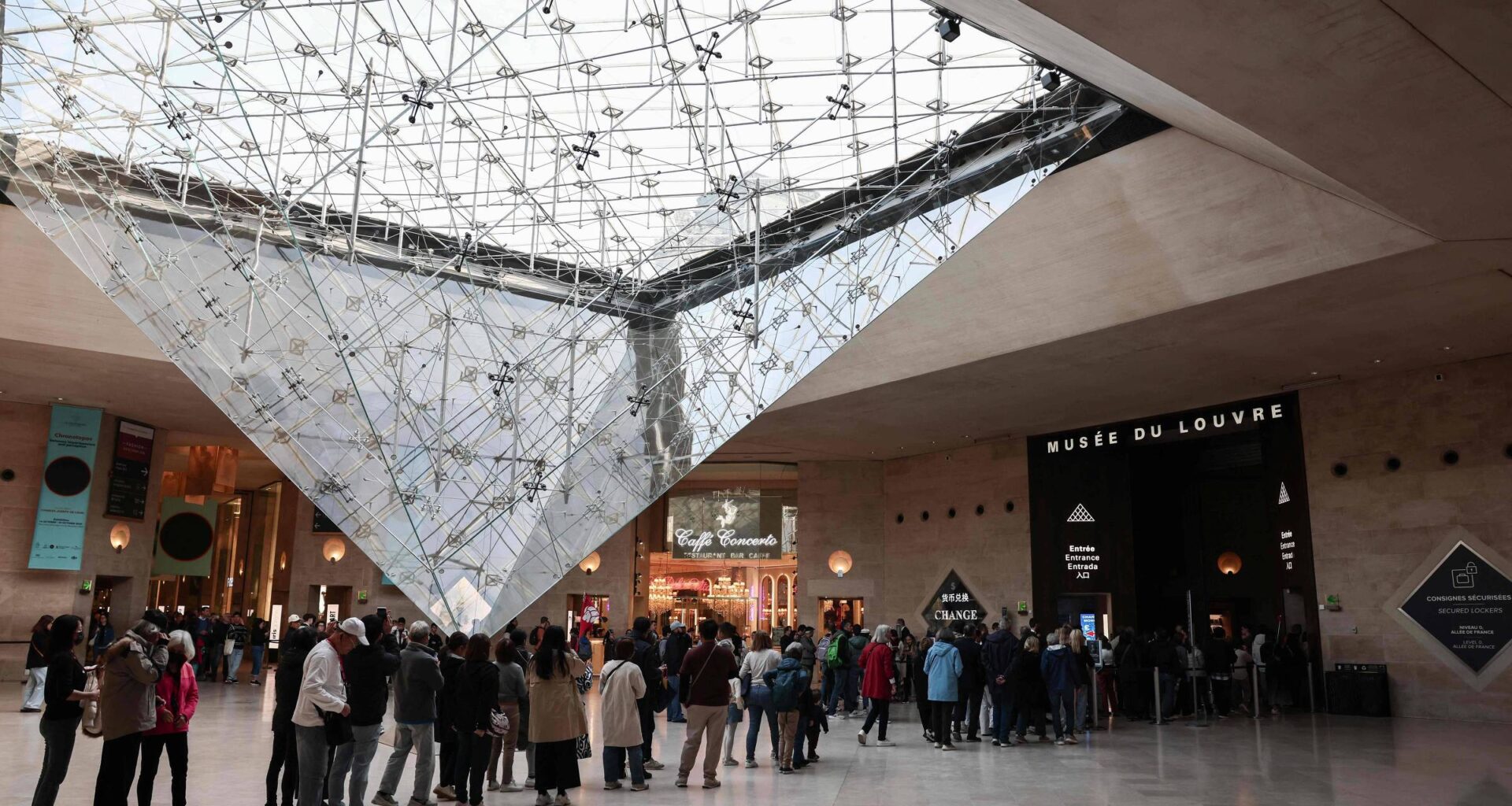 Museu do Louvre eleva em 45% valor para estrangeiros - 27/11/2025 - Turismo