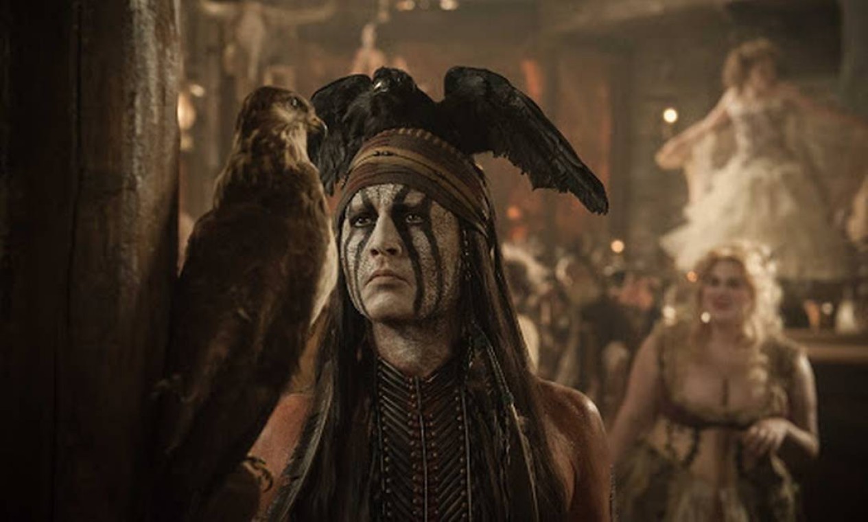 Depp no papel de Tonto, em 'O Cavaleiro Solitário' (2013), em que contracena com Armie Hammer  — Foto: Divulgação