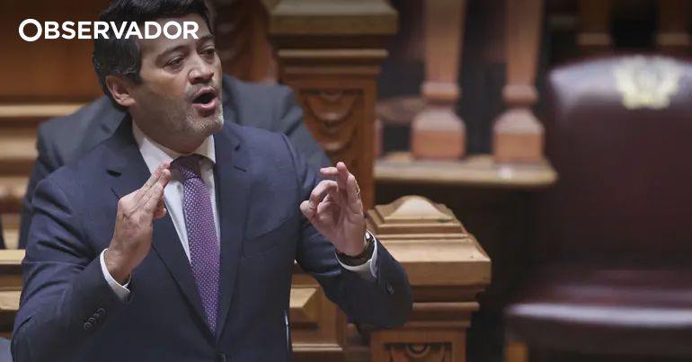 Adiado julgamento para decidir se Ventura retira cartazes – Observador