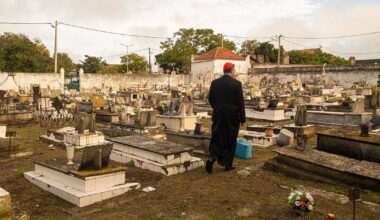 Assalto ao cemitério: caixões profanados, roubo de metais e dez corpos misturados por identificar