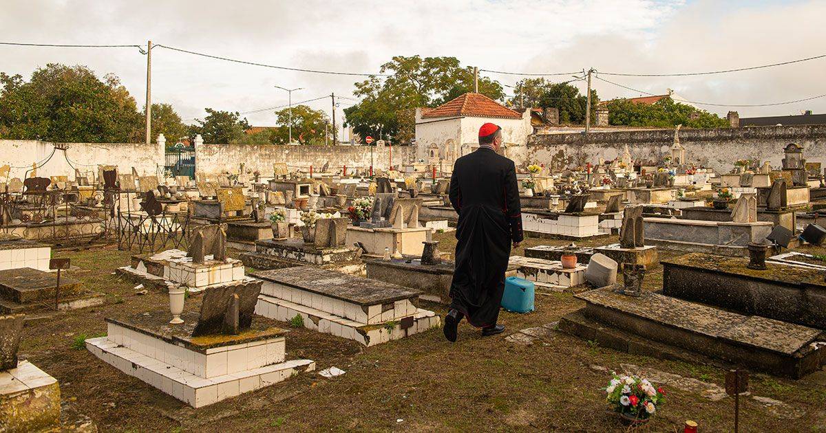 Assalto ao cemitério: caixões profanados, roubo de metais e dez corpos misturados por identificar