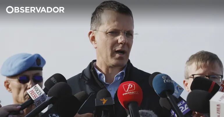 Ministro da Defesa admite erro no currículo e demite-se – Observador