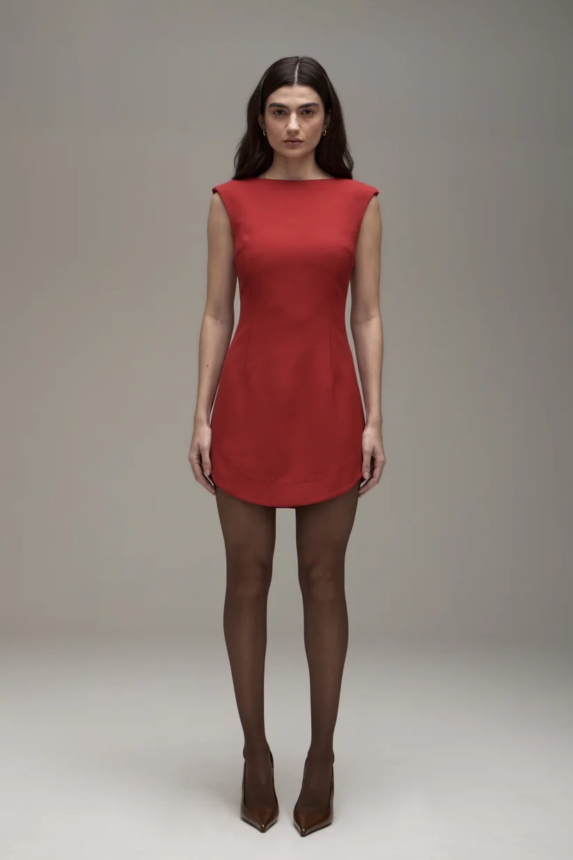 Vestido de crepe estruturado, com leves ombreiras, custa R$ 2.190,00 — Foto: Divulgação Mondepars