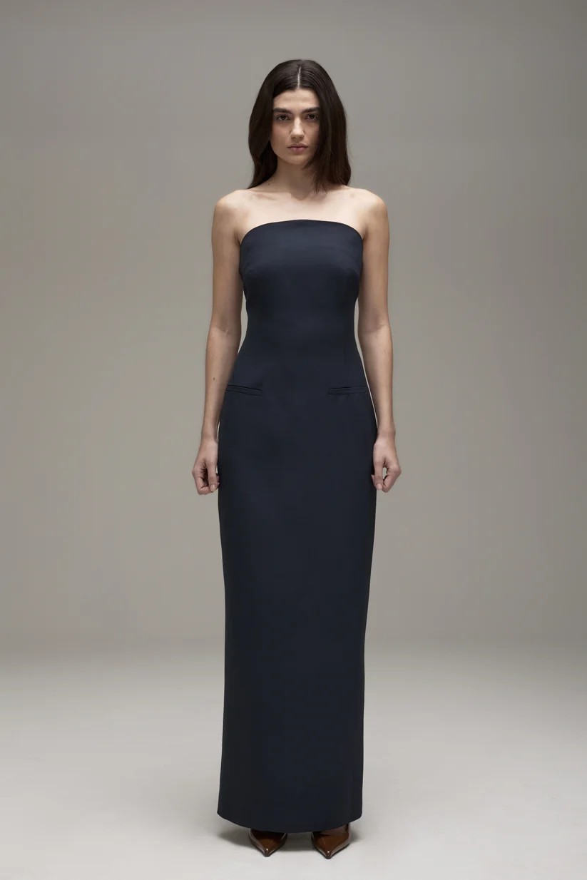 Vestido em crepe estruturado, com caimento justo e abertura na barra das costas, custa R$ 2.490,00 — Foto: Divulgação Mondepars