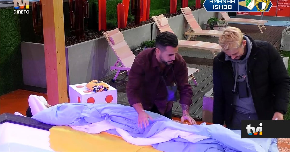 De rir: Com um frio de rachar, Leandro deita-se no jacuzzi e Pedro e Dylan "aconchegam-no" - Secret Story