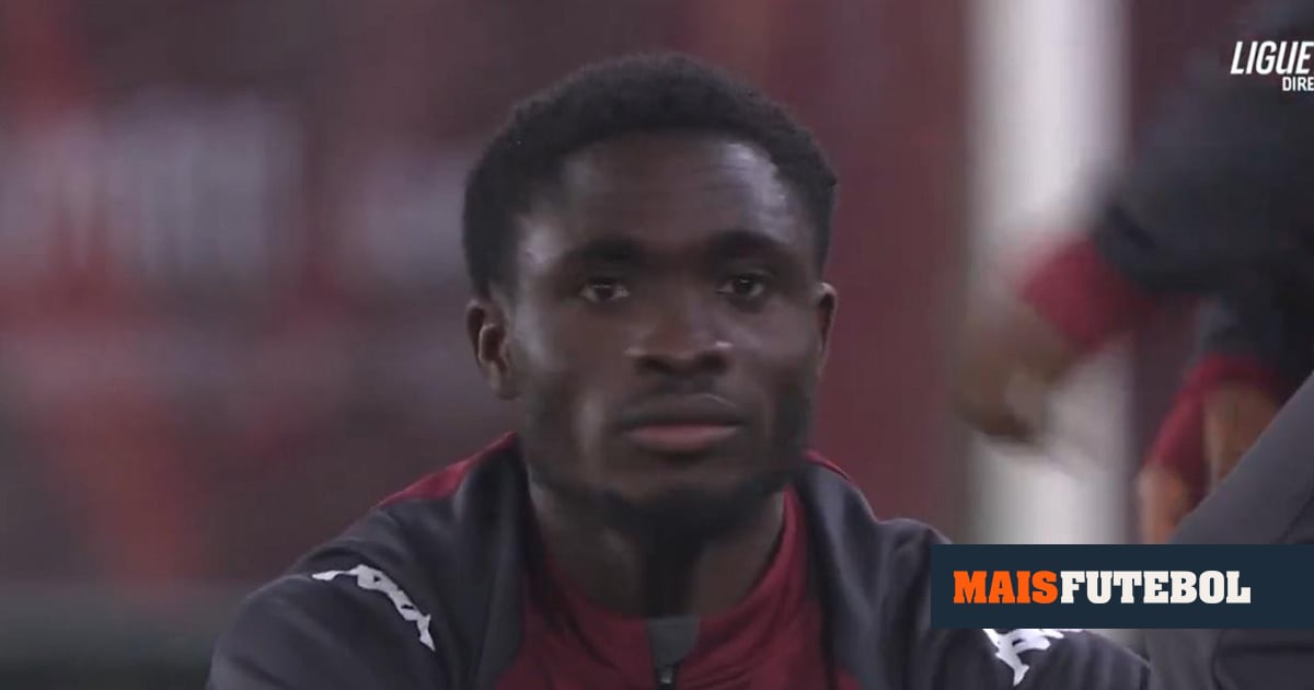 VÍDEO: jogador amua e recusa aquecer após ir para o banco pela primeira vez