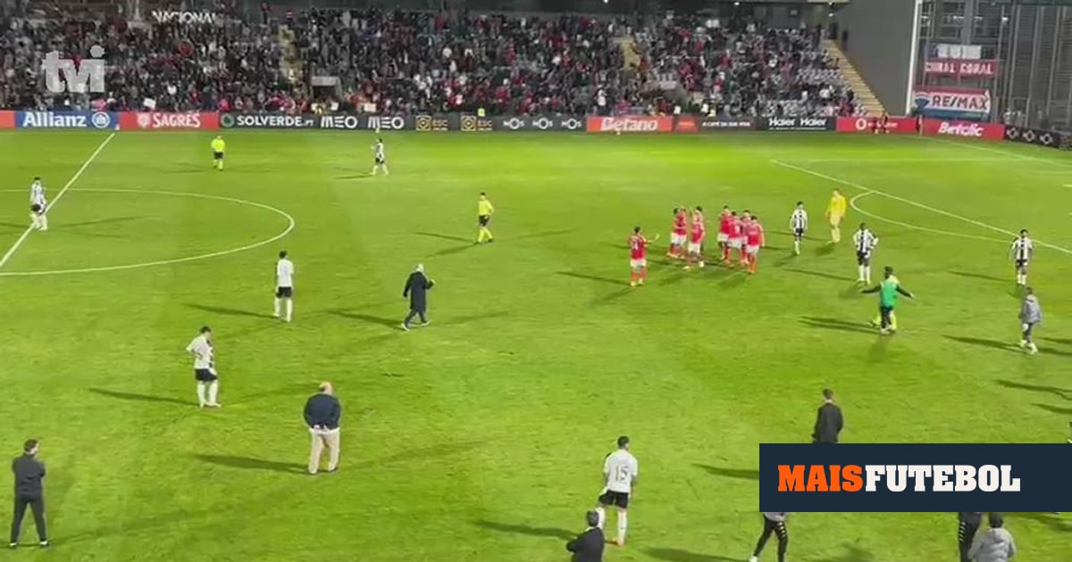 Mourinho entra em campo em festa e abraça os jogadores - Maisfutebol