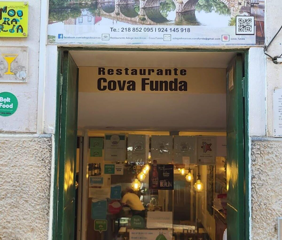 "Sai a rebentar". Nesta tasca portuguesa servem-se doses como antigamente