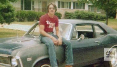 O carro avariou-se no Dia de Ação de Graças em 1980. Ele entrou numa casa vazia - até que os donos chegaram