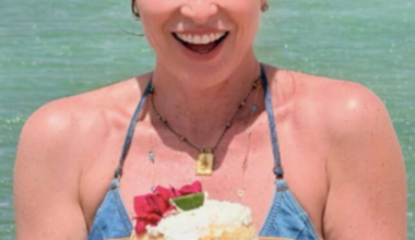 Angélica comemora aniversário em cenário paradisíaco