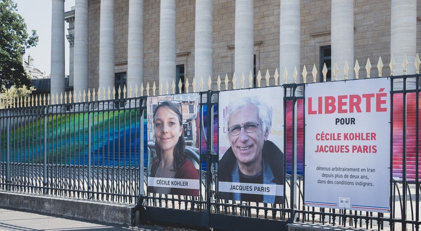 Cécile Kohler e Jacques Paris. Macron anuncia a libertação de dois franceses detidos no Irão