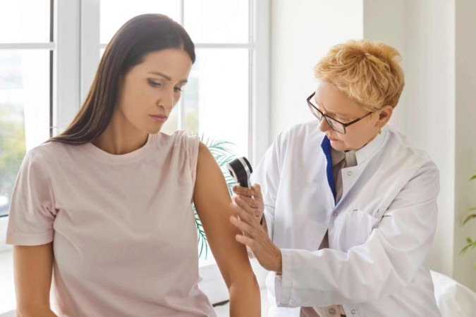 Sinais na pele podem indicar a necessidade de consultar um dermatologista (Imagem: Studio Romantic