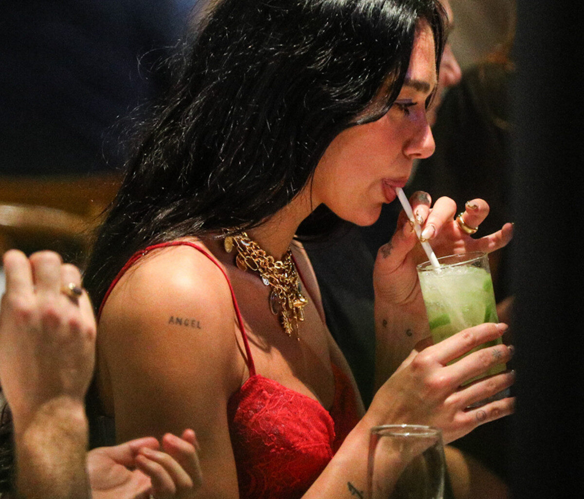 Dua Lipa bebe caipirinha e se diverte com os amigos na Gávea | Celebridades