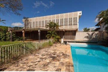 Foto de 2011 mostra a fachada do imóvel que já apresentava sinais de falta de cuidado -  (crédito: Joana França)