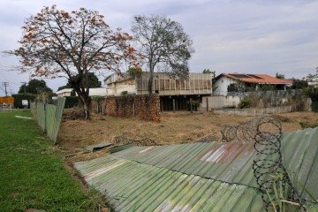 Nos fundos da casa, alambrado desabou após chuva