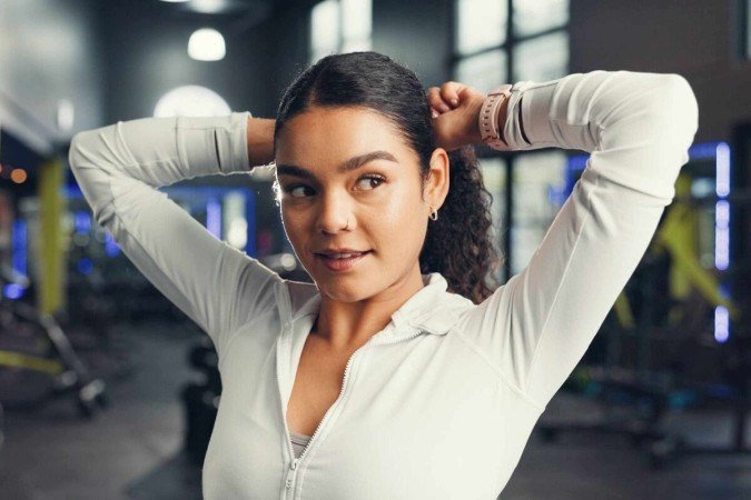 Adotar cuidados antes e após o treino ajuda a manter os cabelos saudáveis (Imagem: PeopleImages