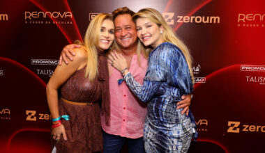 Leonardo posa com a viúva e filha do irmão Leandro no segundo dia do 'Navio Cabaré' | Celebridades