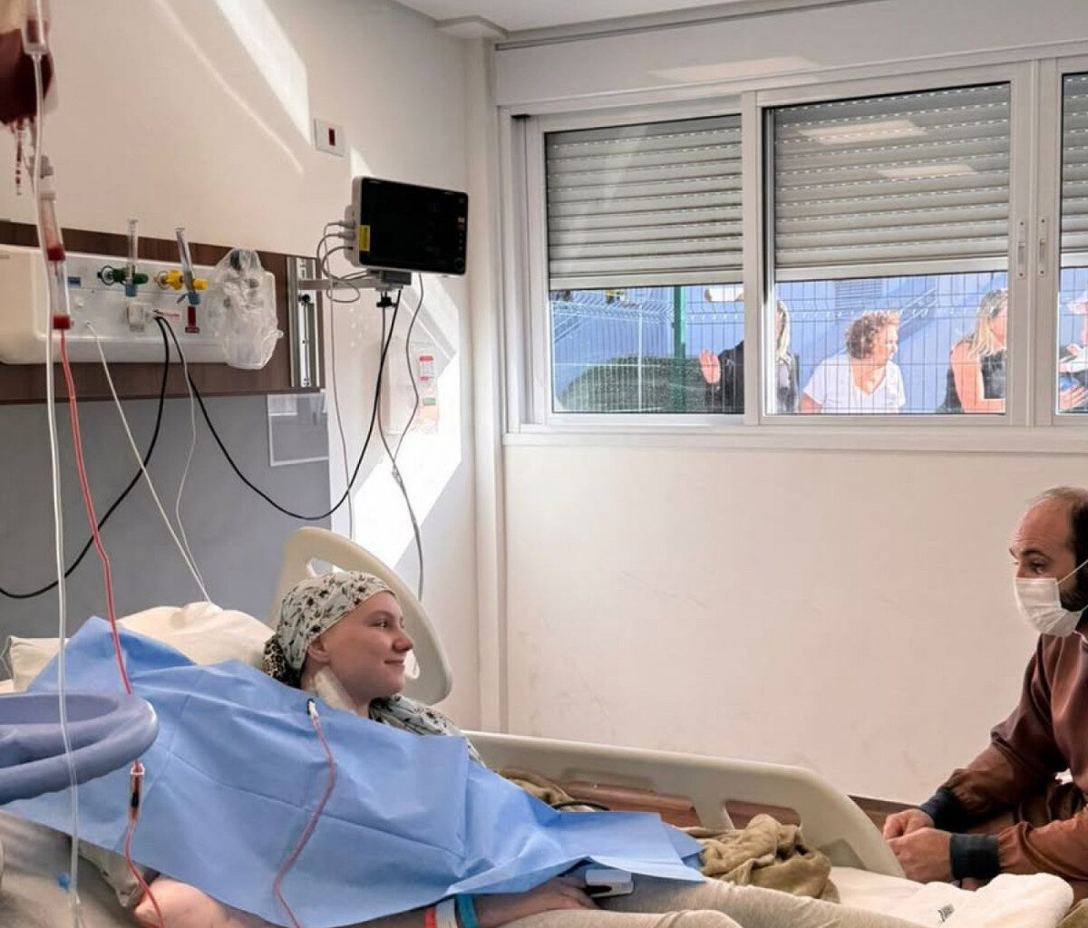 Pai de Isabel Veloso atualiza estado da influenciadora | Celebridades