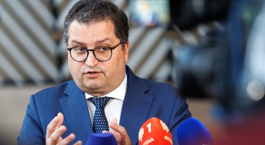 Ucrânia. Miranda Sarmento apoia empréstimo com ativos russos congelados