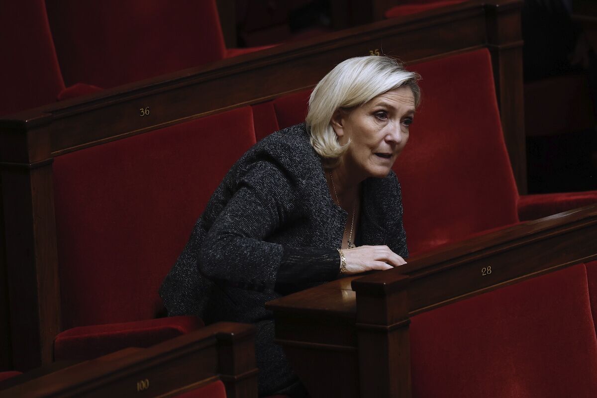 Parlamento francês aprova uma resolução de Le Pen pela primeira vez
