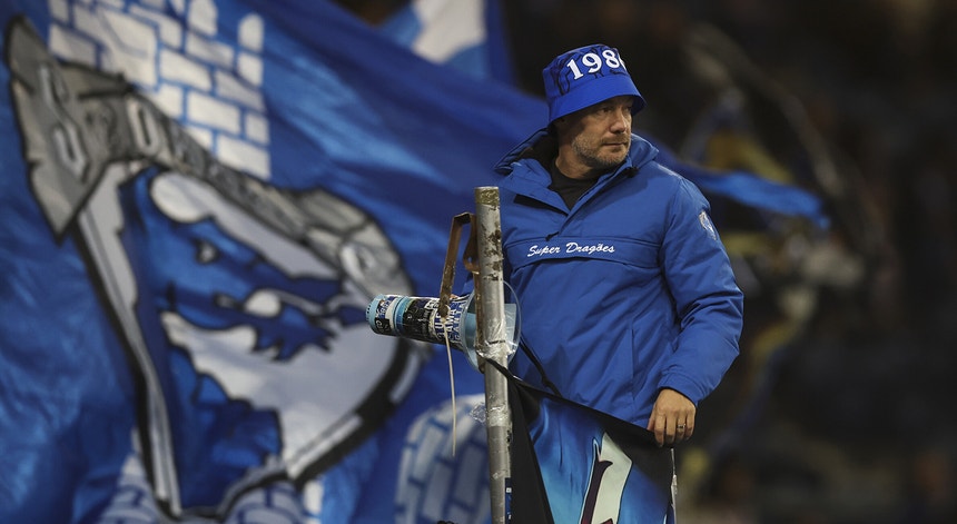 Residências dos Super Dragões alvo de buscas da PSP no distrito do Porto