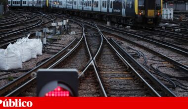 Várias pessoas esfaqueadas em comboio em Inglaterra. Dois suspeitos detidos | Reino Unido