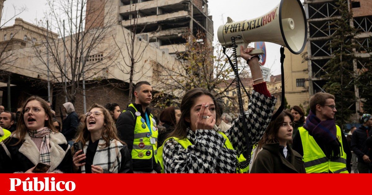 Milhares juntam-se na Sérvia contra lei que permite que Kushner construa hotel | Sérvia