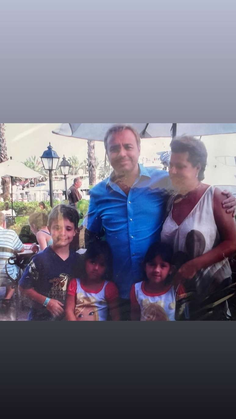 Filho de Gugu Liberato abre álbum raríssimo com o pai —