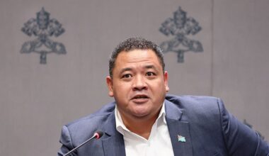 Ministro de Tuvalu convida cépticos do clima a viver no país em risco de desaparecer | COP30