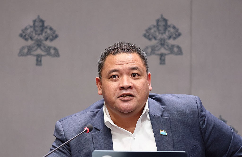 Ministro de Tuvalu convida cépticos do clima a viver no país em risco de desaparecer | COP30