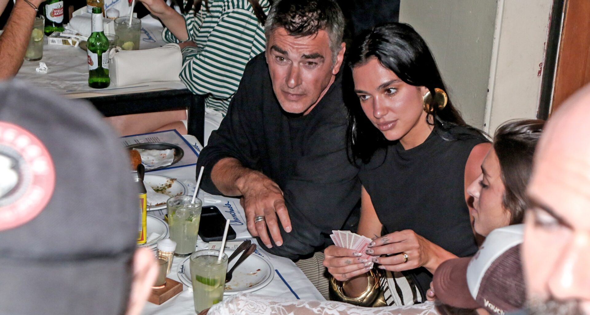 Dua Lipa joga carteado em bar de Botafogo - G1