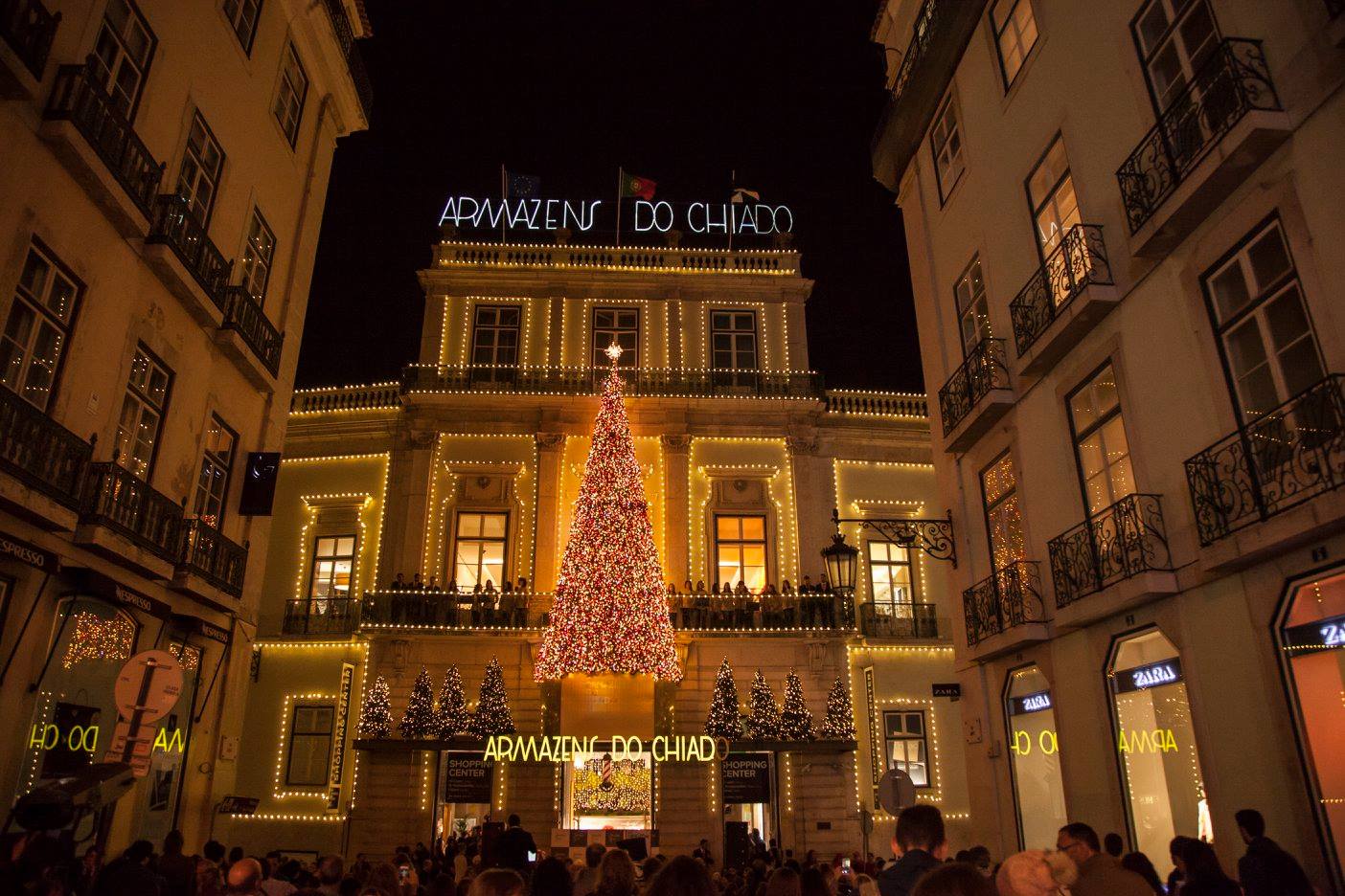 árvore e luzes de natal dos armazéns do chiado