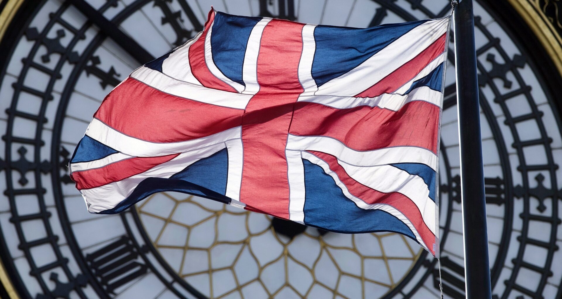 Navio de guerra e petroleiro russos intercetados junto à costa do Reino Unido