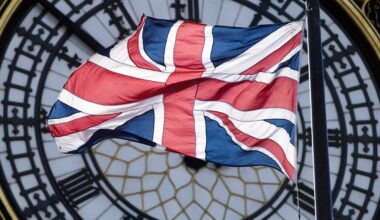 Navio de guerra e petroleiro russos intercetados junto à costa do Reino Unido