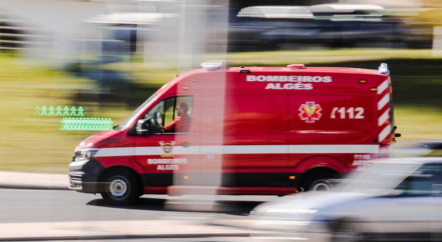 Incêndio em prédio em Mira Sintra faz um morto e 12 feridos