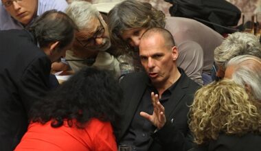 Tsipras arrasa Varoufakis: era mais celebridade que economista, todos o odiavam