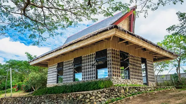 Escritório construído com bambu nas Filipinas