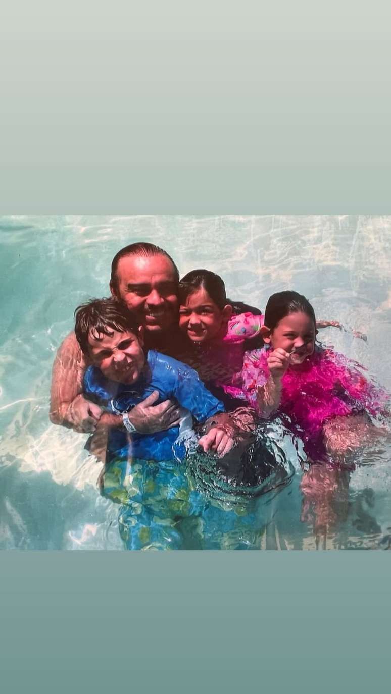 Filho de Gugu Liberato abre álbum raríssimo com o pai —