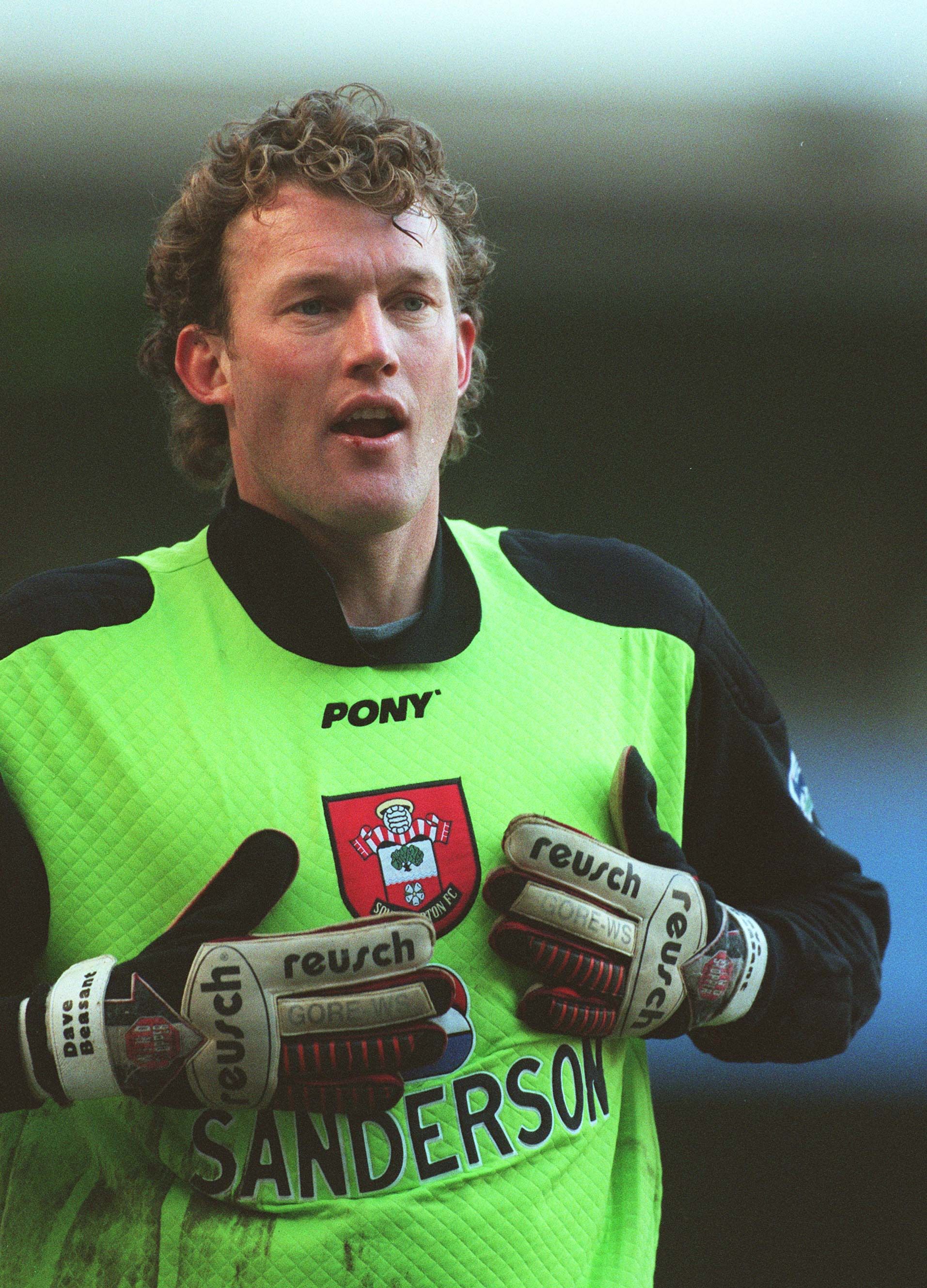 Nos anos 90, o guarda-redes Dave Beasant, então no Southampton, fez uma rotura num tendão ao tentar segurar um frasco de 2 quilos de molho de salada que caiu e se partiu. Dois meses de paragem
