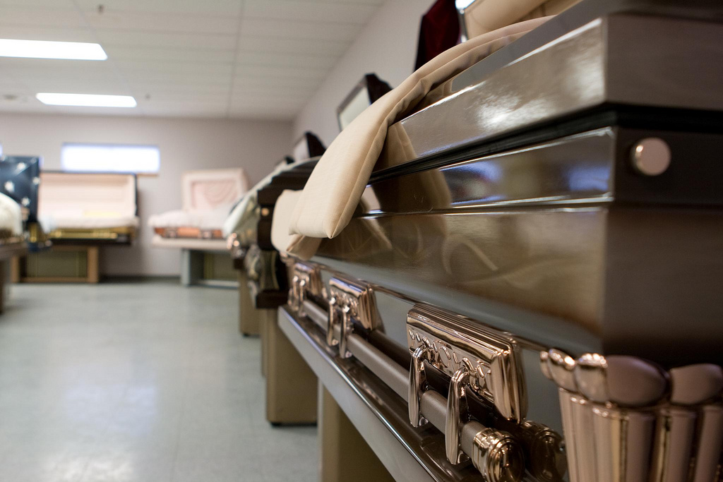 Mulher tailandesa dada como morta acordou no caixão minutos antes de ser cremada