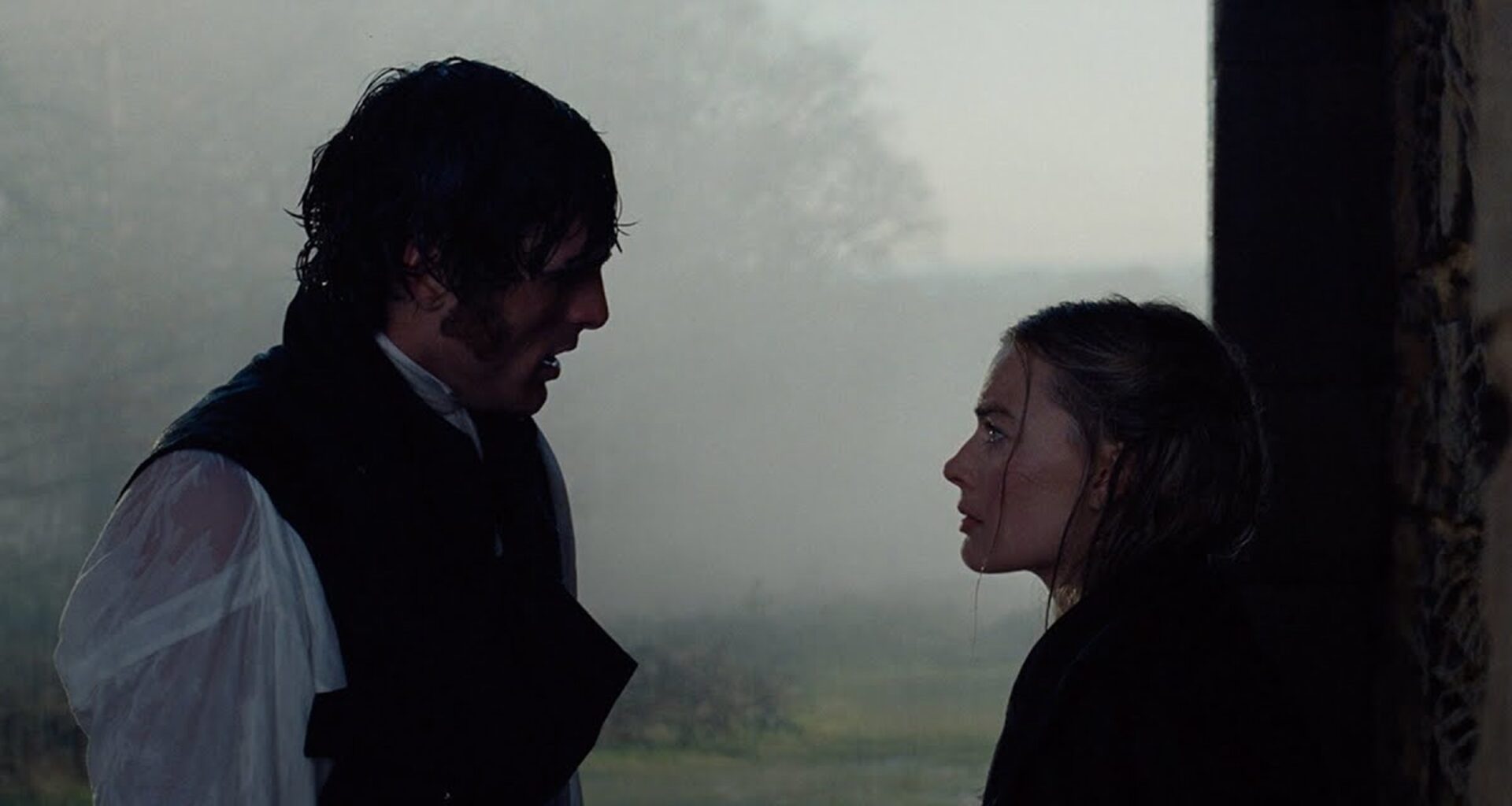 "O Monte dos Vendavais" já tem trailer com amantes amaldiçoados Margot Robbie e Jacob Elodi