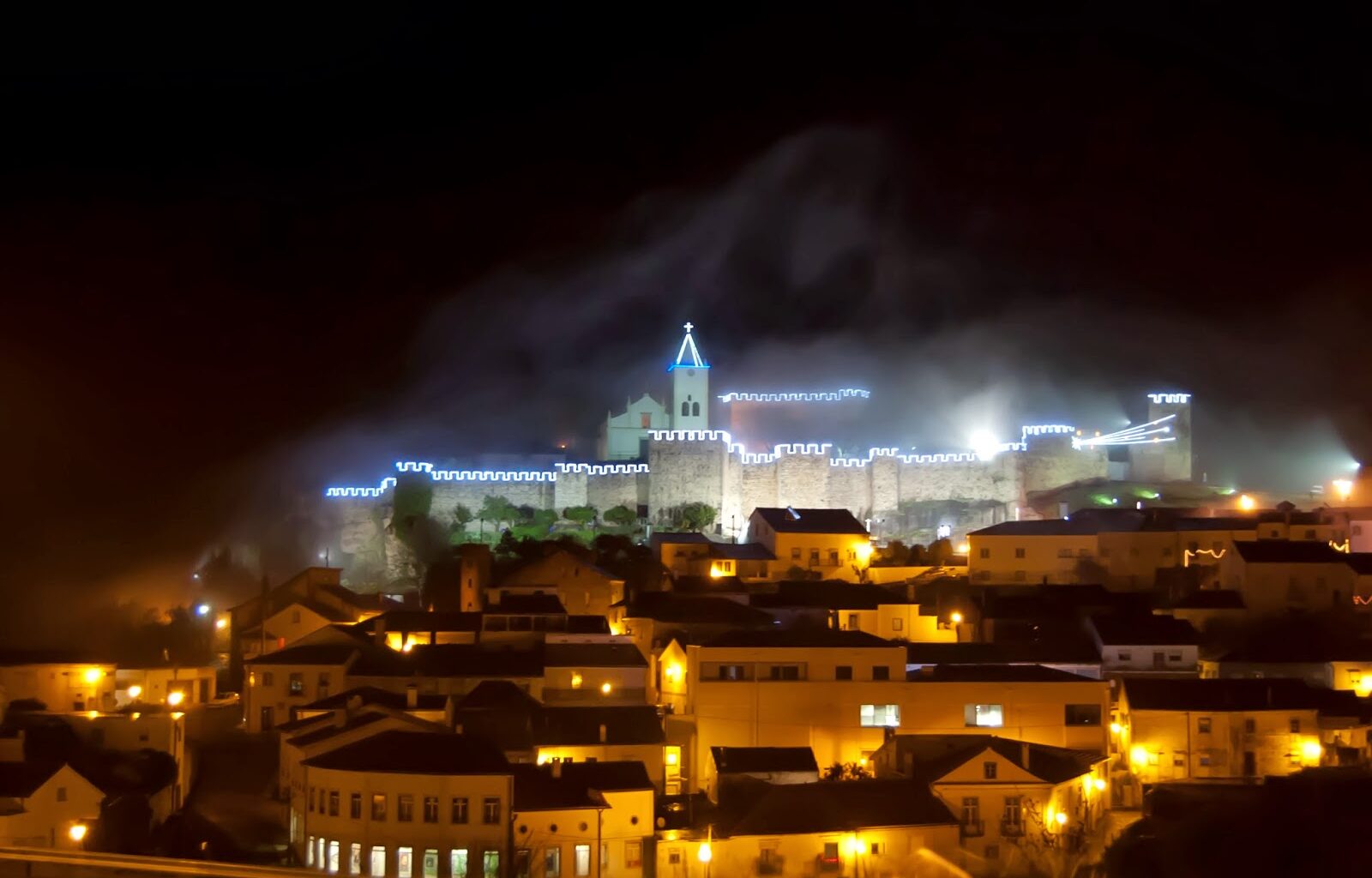 Câmara de Coimbra denuncia atos de vandalismo na iluminação de Natal