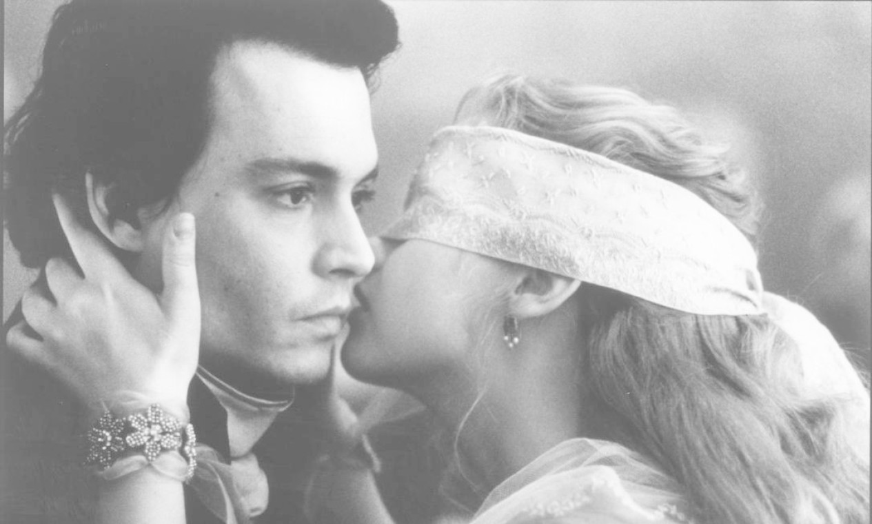 Johnny Depp em cena com Cristina Ricci em 'A lenda do cavaleiro sem cabeça' (1999), mais uma parceria com Tim Burton. Johnny deu vida ao personagem Ichabod Crane no filme vencedor do Oscar de melhor direção de arte  — Foto: Clive Coote / Divulgação