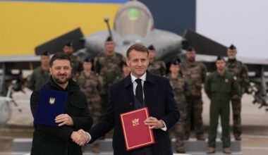 Zelensky assina acordo em Paris para compra de aviões de combate franceses