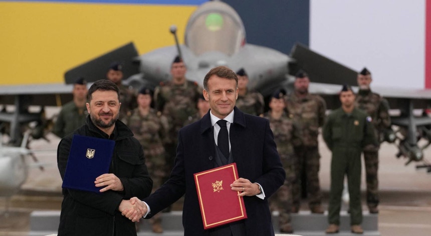 Zelensky assina acordo em Paris para compra de aviões de combate franceses