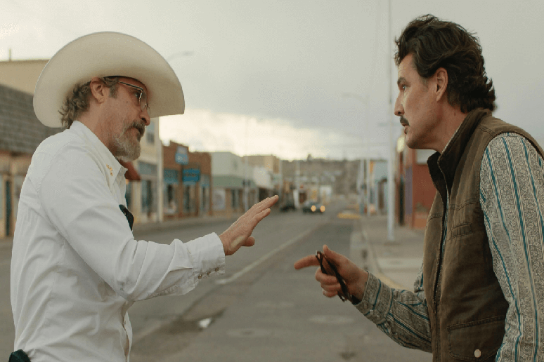 Em “Eddington”, Joe Cross e Ted Garcia entram em confronto por causa das rígidas medidas de isolamento impostas no início da pandemia de covid-19 Em “Eddington”, Joe Cross e Ted Garcia entram em confronto por causa das rígidas medidas de isolamento impostas no início da pandemia de covid-19